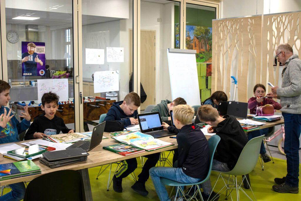 Kinderen werken met laptops op school